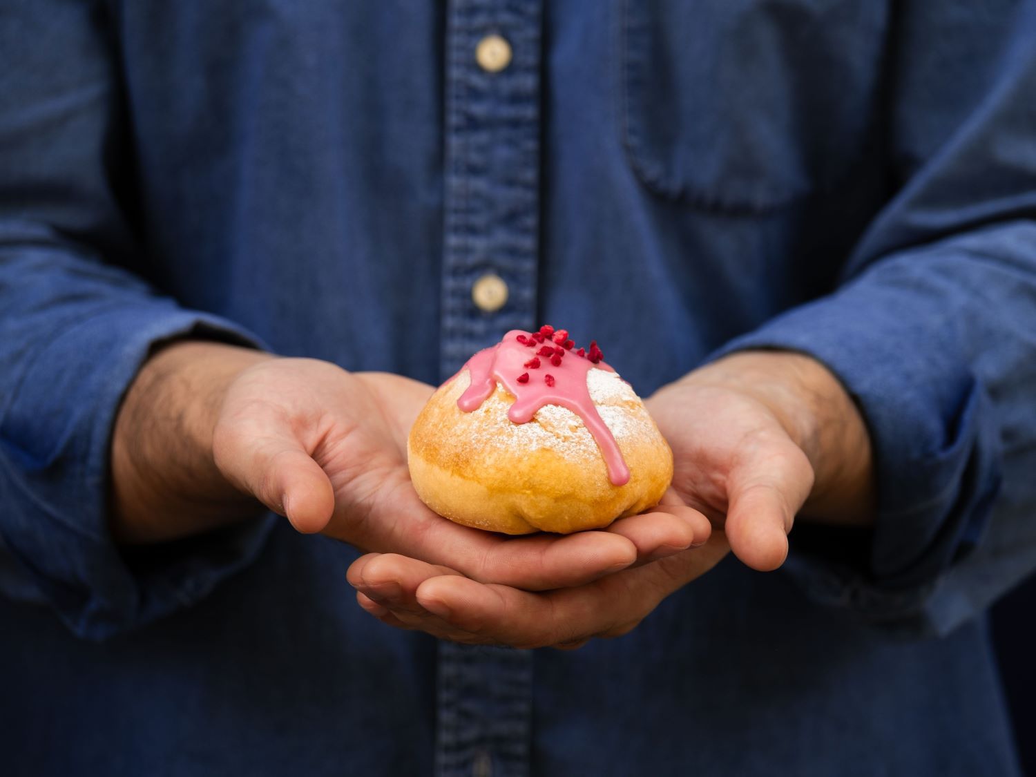 De Kimpton Bun met custard, een kersenglazuur en roze glazuur
